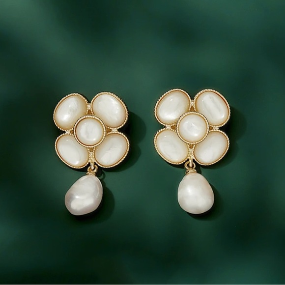 Maillard Camellia Earring - Picture 2 of 4